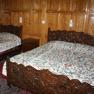 Young Alzira Group of Houseboats, Srinagar 3